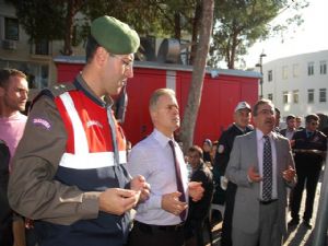ANTALYA'DA JANDARMA VE POLİSTEN VATANDAŞA AŞURE