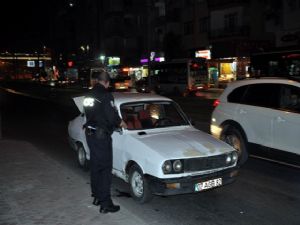 TRAFİKTEN MEN EDİLEN ARAÇ POLİSİ ALARMA GEÇİRDİ