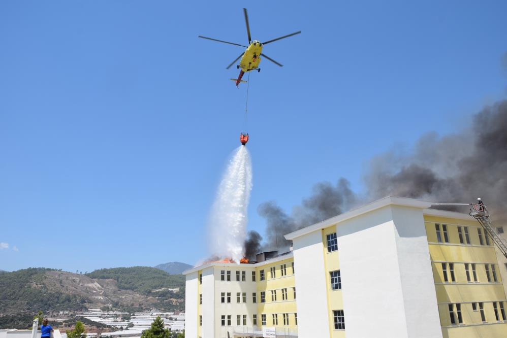 YURT BİNASI YANGININA HELİKOPTERLİ MÜDAHALE